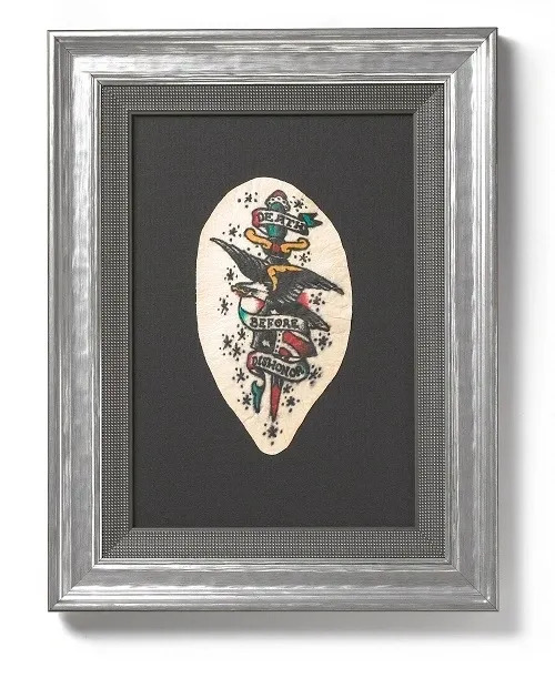 ölen kişilerin dövmelerini çerçevettirdiler (8)