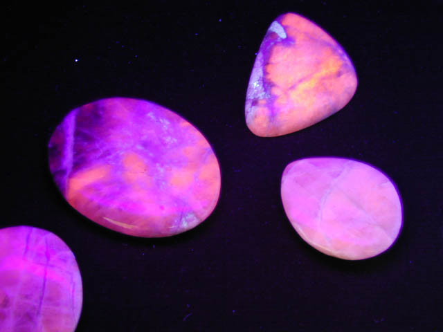 uv ışık altında renk değiştiren mineraller (4)