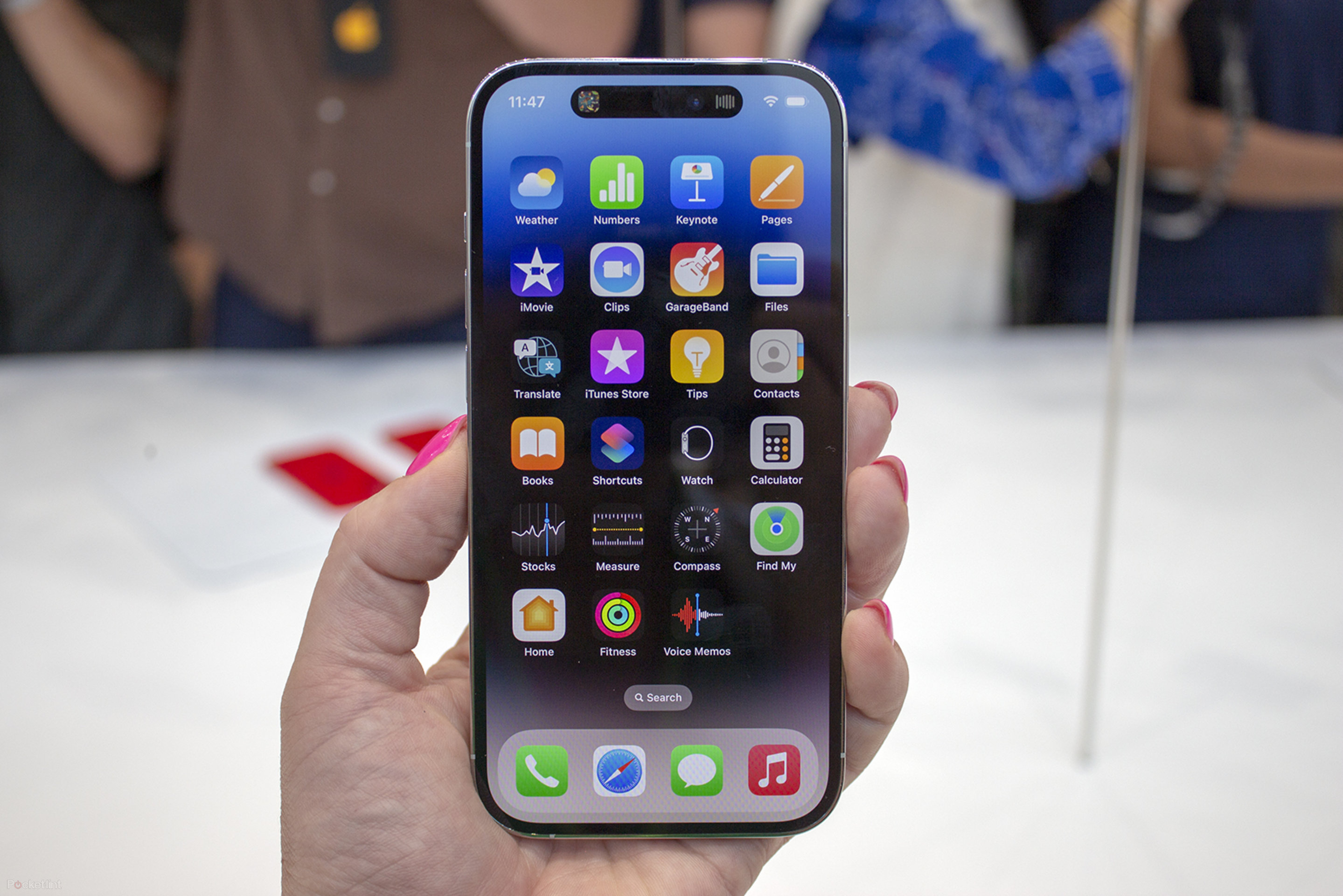 162582-phones-review-hands-on-apple-iphone-14-pro-initial-review-all-about-that-cutout-image8-gj2owtfih0