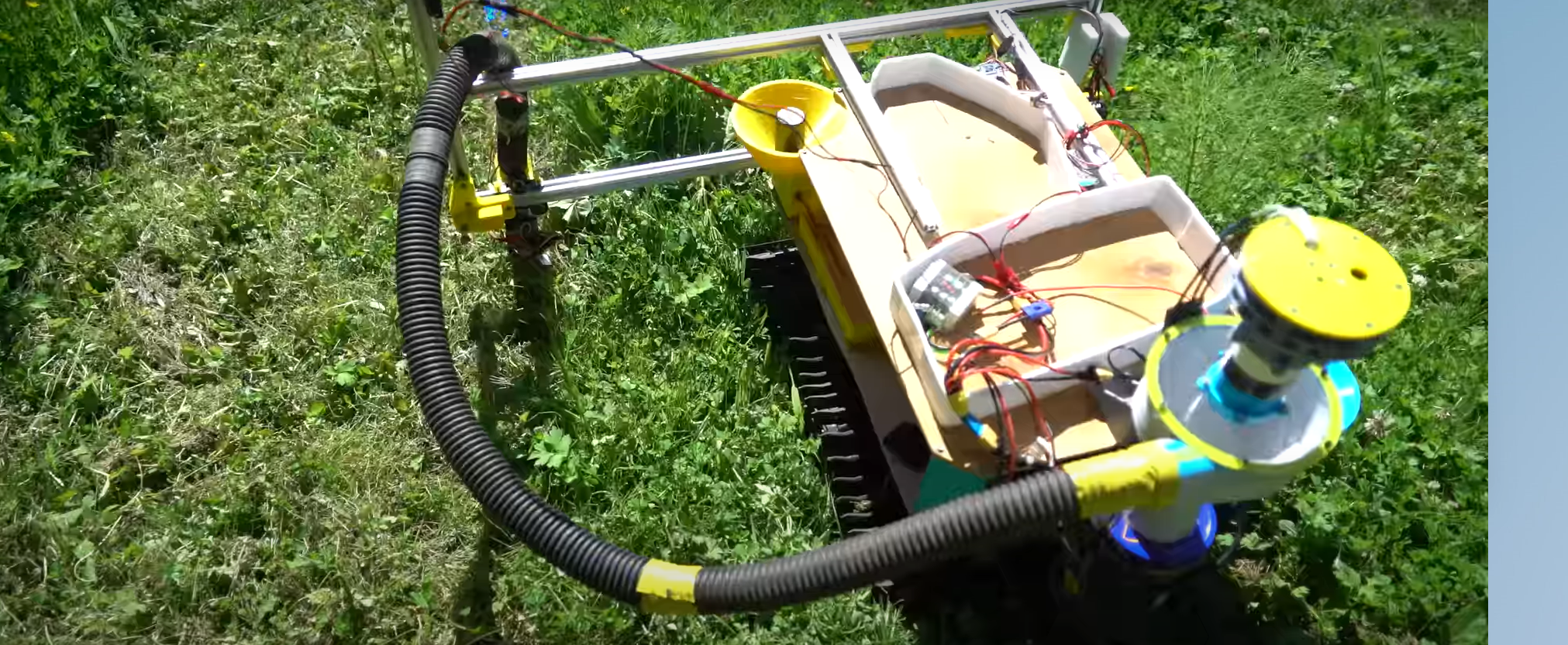 Bir YouTuber,  lazer ışını ile çimleri kesen çim biçme robotu yaptı 4