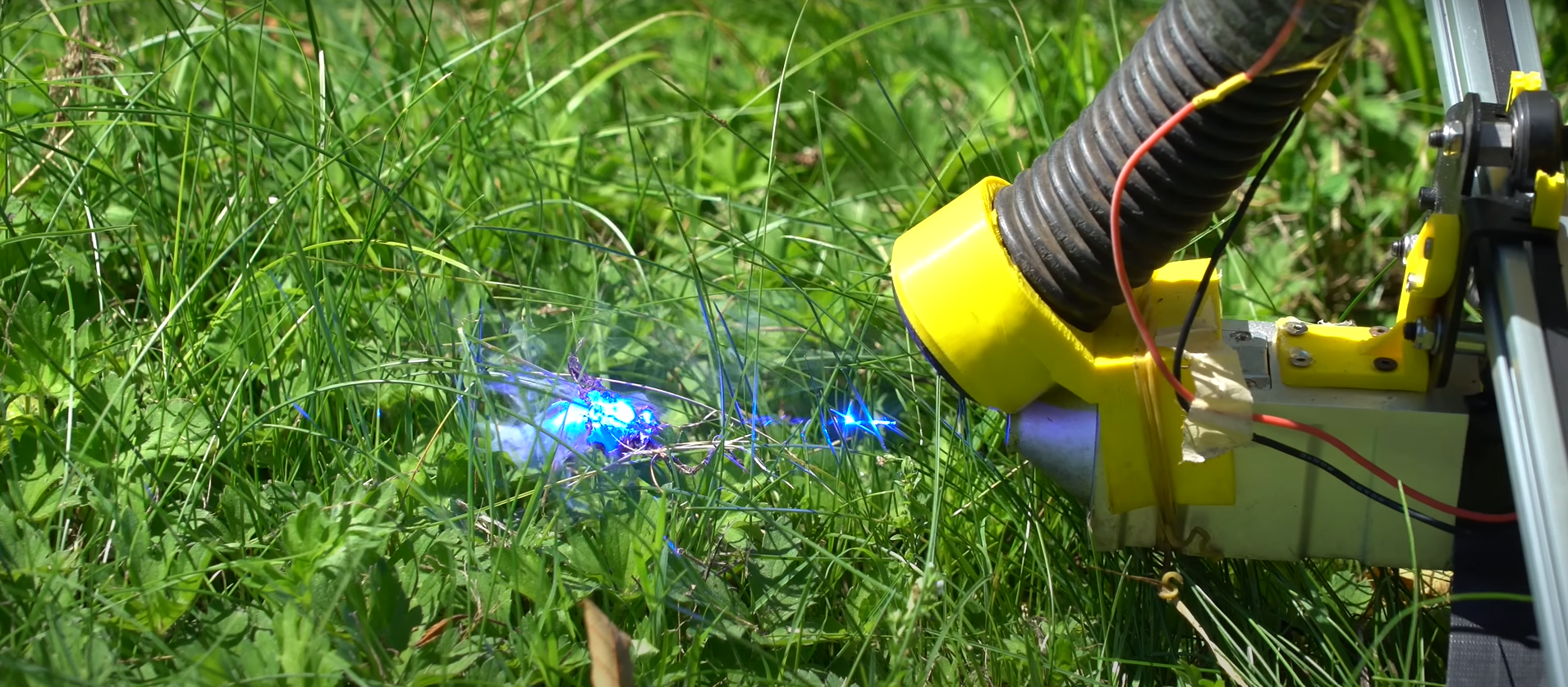 Bir YouTuber,  lazer ışını ile çimleri kesen çim biçme robotu yaptı 3