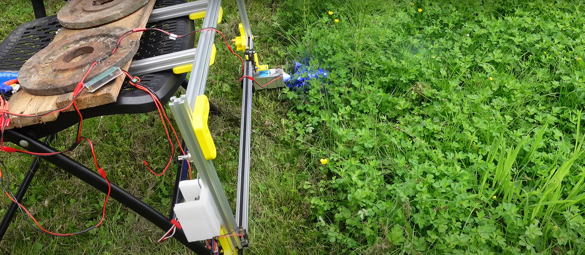 Bir YouTuber,  lazer ışını ile çimleri kesen çim biçme robotu yaptı 2