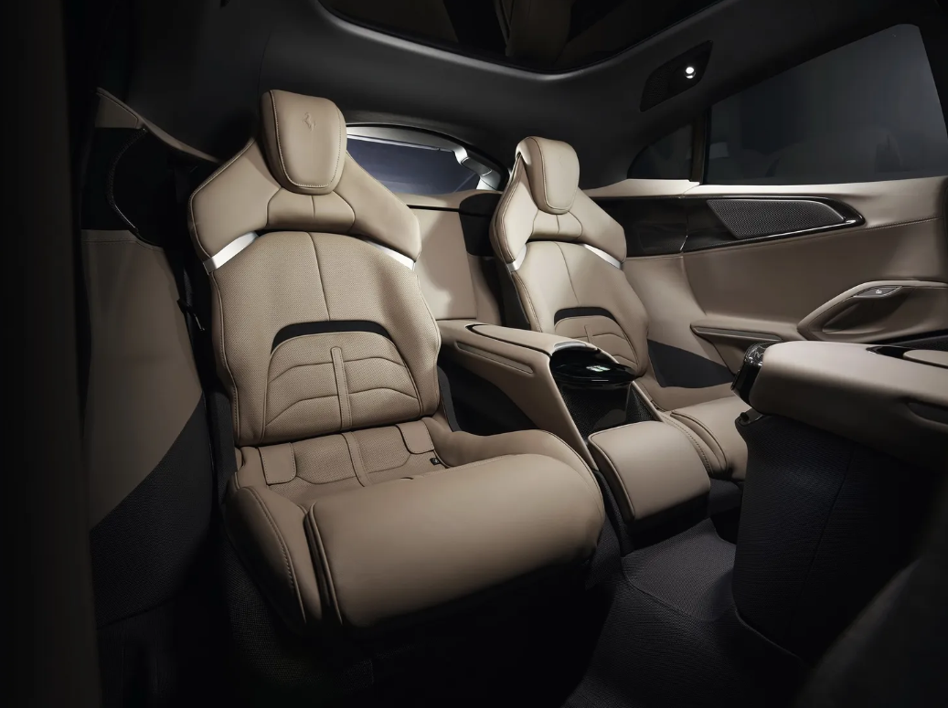 Ferrari yaparsa böyle yapar: V12 motorlu crossover Ferrari Purosangue tanıtıldı! 8