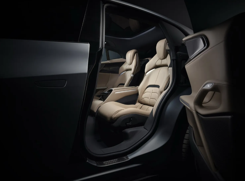 Ferrari yaparsa böyle yapar: V12 motorlu crossover Ferrari Purosangue tanıtıldı! 7