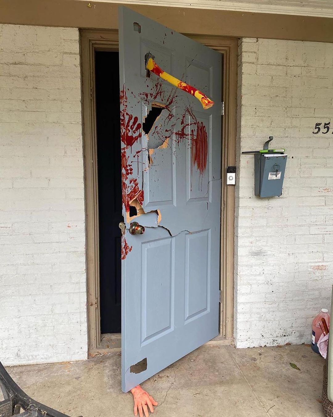 Cadılar Bayramı dekorunu abartınca komşuları polisi aradı: Gerçek sandılar 6