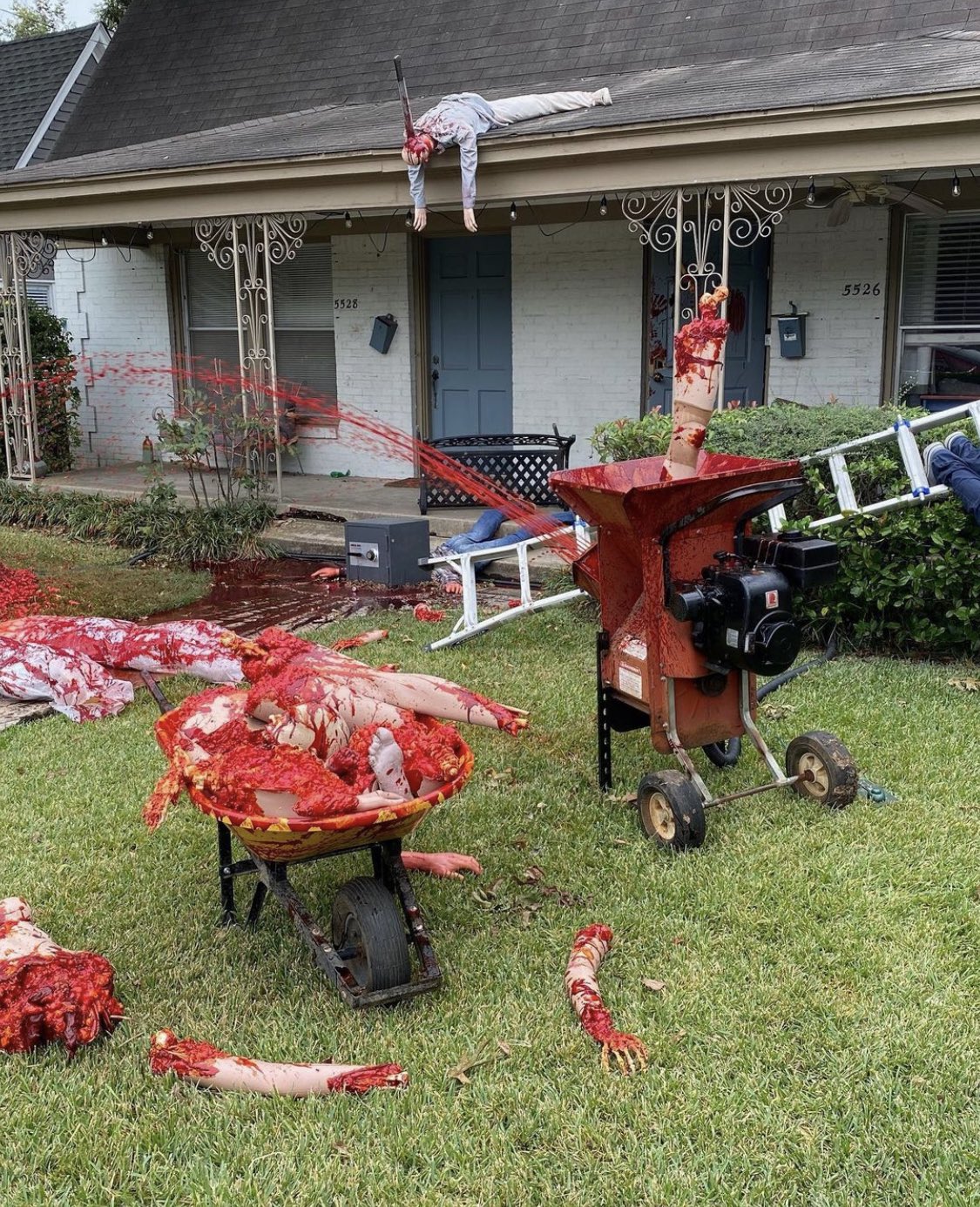 Cadılar Bayramı dekorunu abartınca komşuları polisi aradı: Gerçek sandılar 3