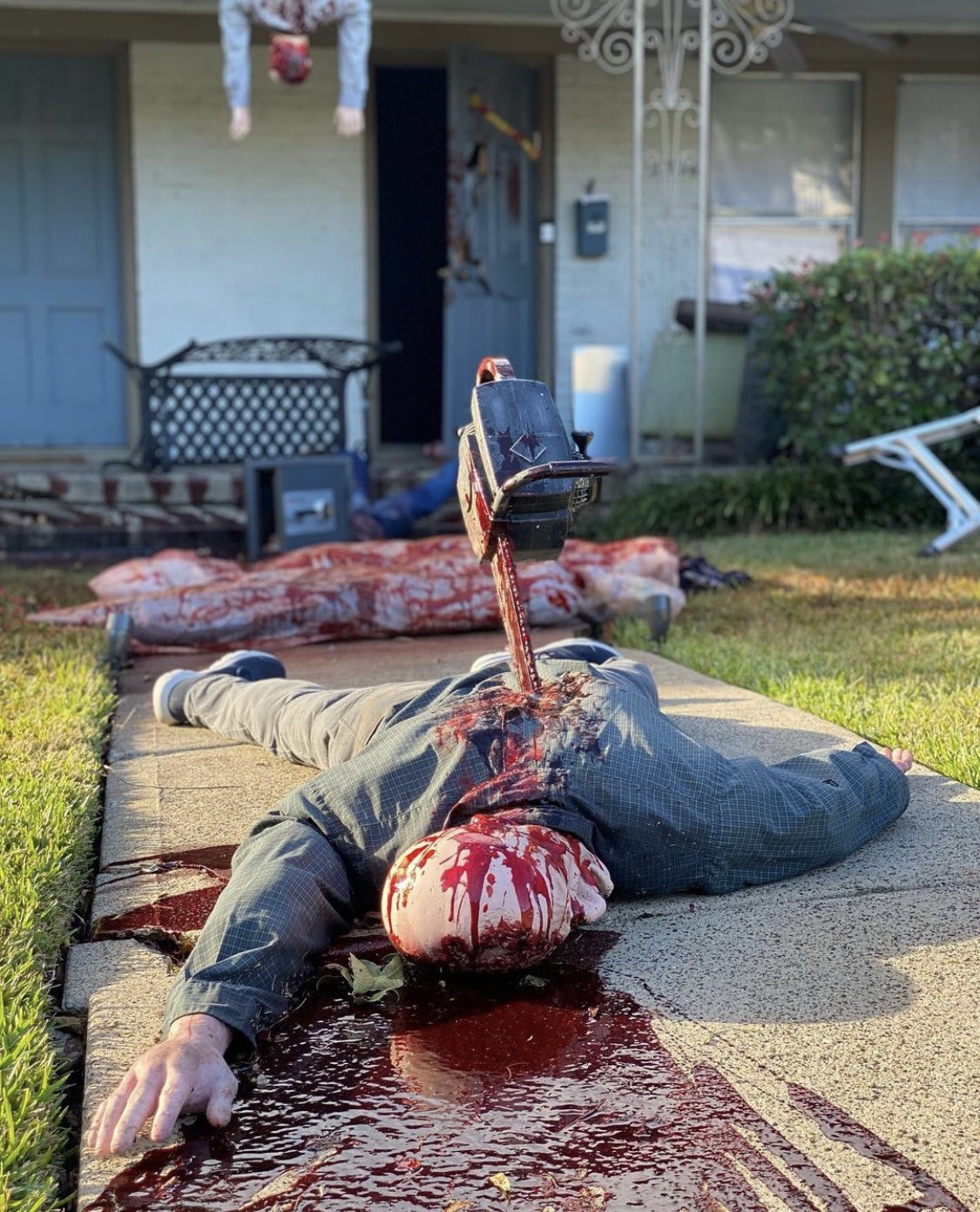 Cadılar Bayramı dekorunu abartınca komşuları polisi aradı: Gerçek sandılar 4