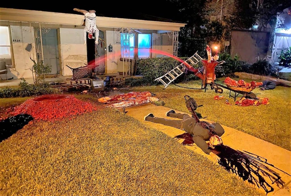 Cadılar Bayramı dekorunu abartınca komşuları polisi aradı: Gerçek sandılar 8