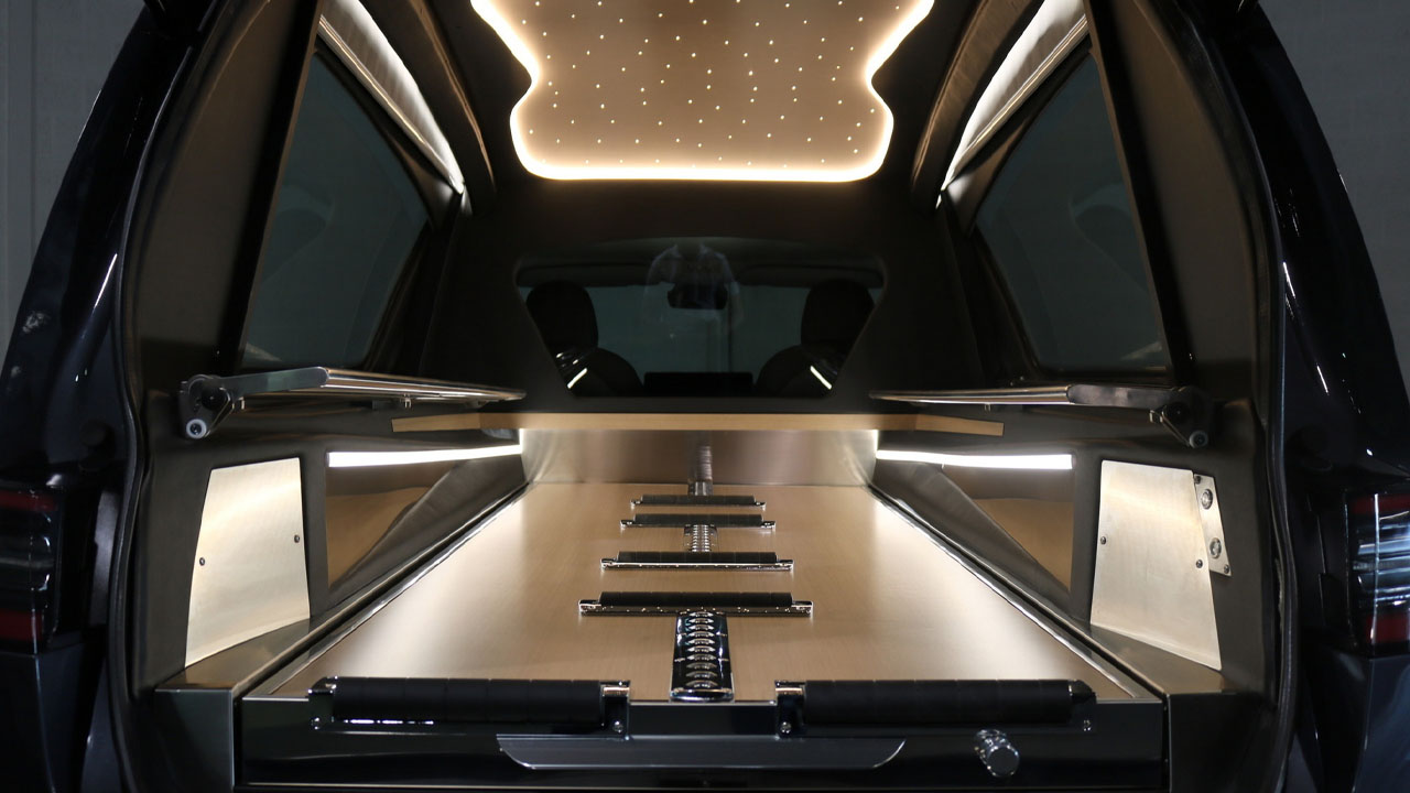 Tesla Model 3'ü cenaze arabasına çevirdiler 3