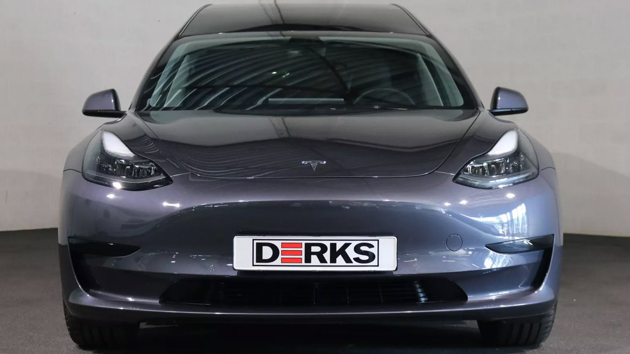 Tesla Model 3'ü cenaze arabasına çevirdiler 6