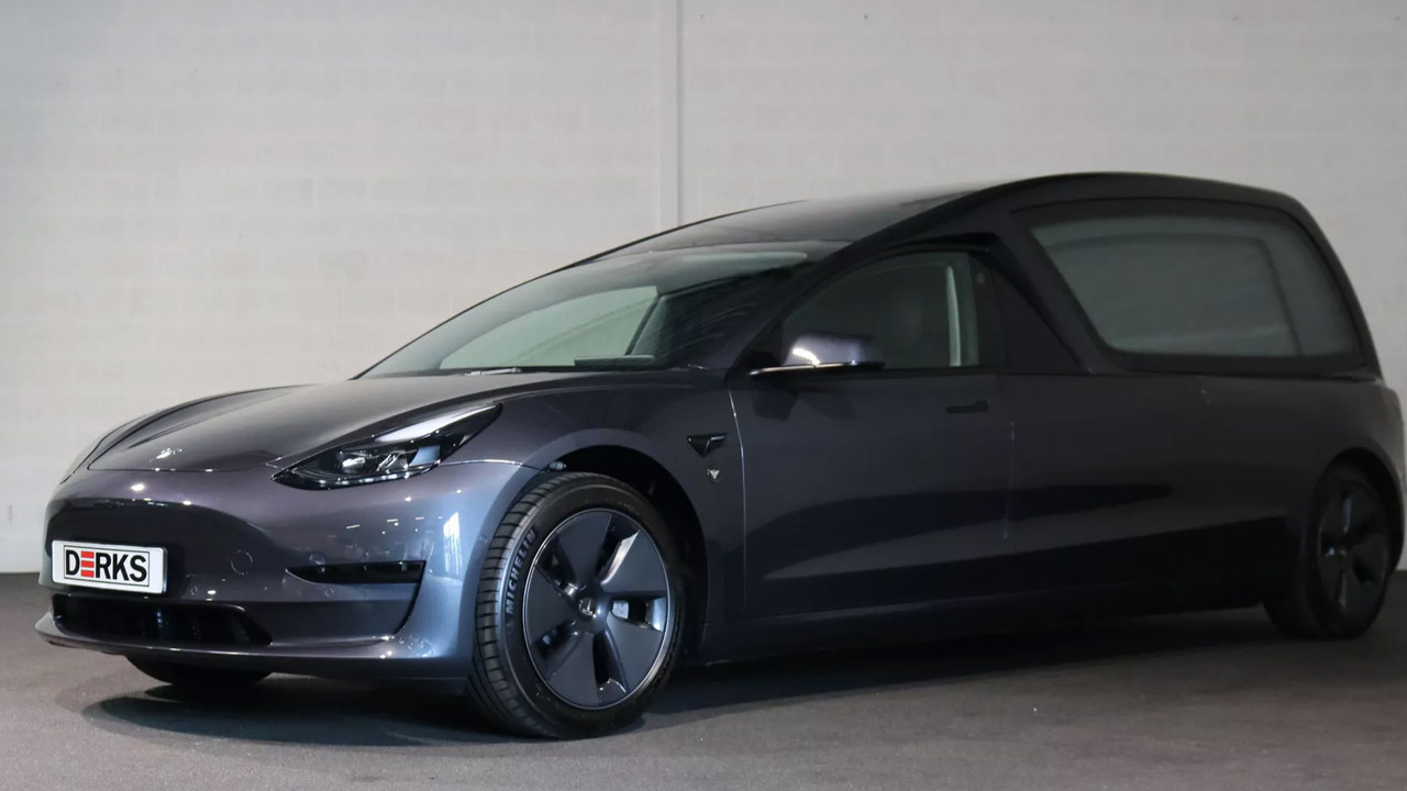 Tesla Model 3'ü cenaze arabasına çevirdiler 1