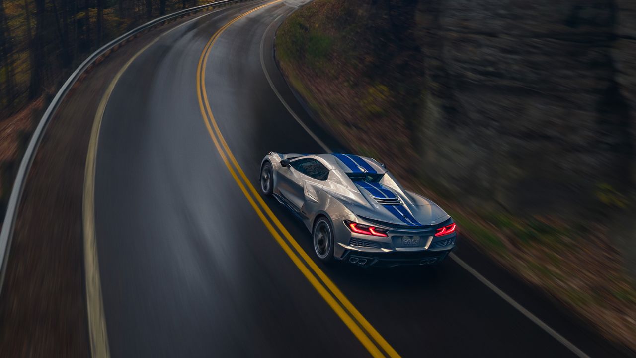 Corvette ilk kez elektrikle buluştu: Karşınızda hibrit motorlu Chevrolet Corvette E-Ray 7