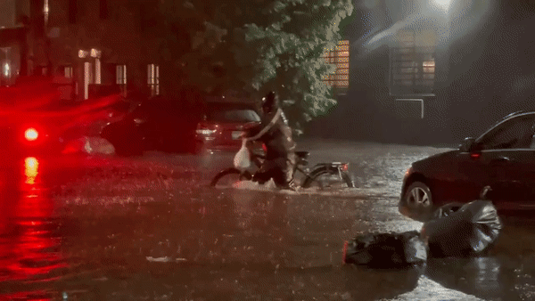 Twitter,  kasırga sırasında dağıtım yapan kuryeyi arıyor! 1700 dolar ödül verilecek...